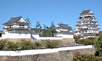 駅真横の福山城